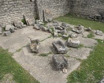 Objets divers : auges en pierre, frgments de stèles, ...)