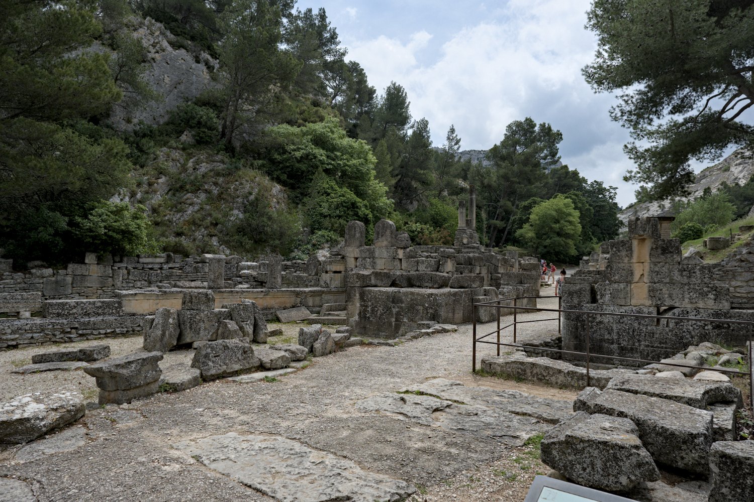 La rue principale à proximité des remparts