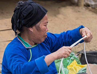  Femme Hmong Bleu