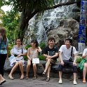 DSC 1372  Groupe de jeunes touristes devant la cascade